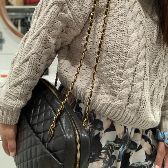 CHANEL Quilted Matelasse CC Logo Lambskin Tote - Picture 4 of 15